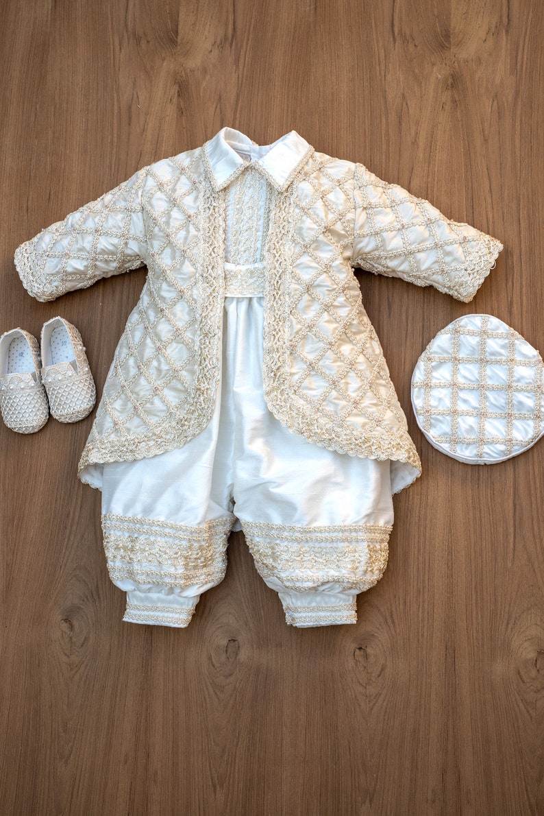 Taufoutfit für Jungen Prinz B029 100 % Dupionseide Handgefertigtes Taufkleid weiß oder beige Passender Hut, Schuhe, Kleiderbügel und Kleidersack Bild 2