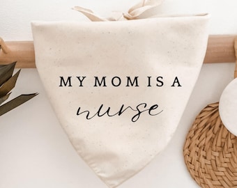 Anpassningsbar Min mamma är en sjuksköterska hundbandana, examenspresentidé, fotografering, sjuksköterskestudent CRNA, BSN, LPN, Registrerad sjuksköterska klass 2026