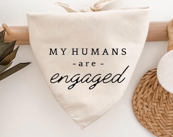 Bandana dla psa My Humans Are Enged na sesję zdjęciową zaręczynową, ogłoszenie, imprezę, niespodziewaną propozycję, pomysł na prezent w neutralnym, minimalistycznym, lnianym stylu boho