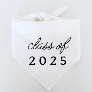 Puede incluir: Bandana blanca con el texto "class of 2025" en escritura negra y letras de imprenta. La bandana está anudada en la parte superior, formando un triángulo.