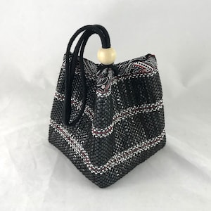 Bolso de mano para dumplings, bolso de mano para dumplings, hecho a mano, tejido a mano, negro con rayas blancas y rojas, forro de algodón negro o cachemir, cierre con cuentas de madera
