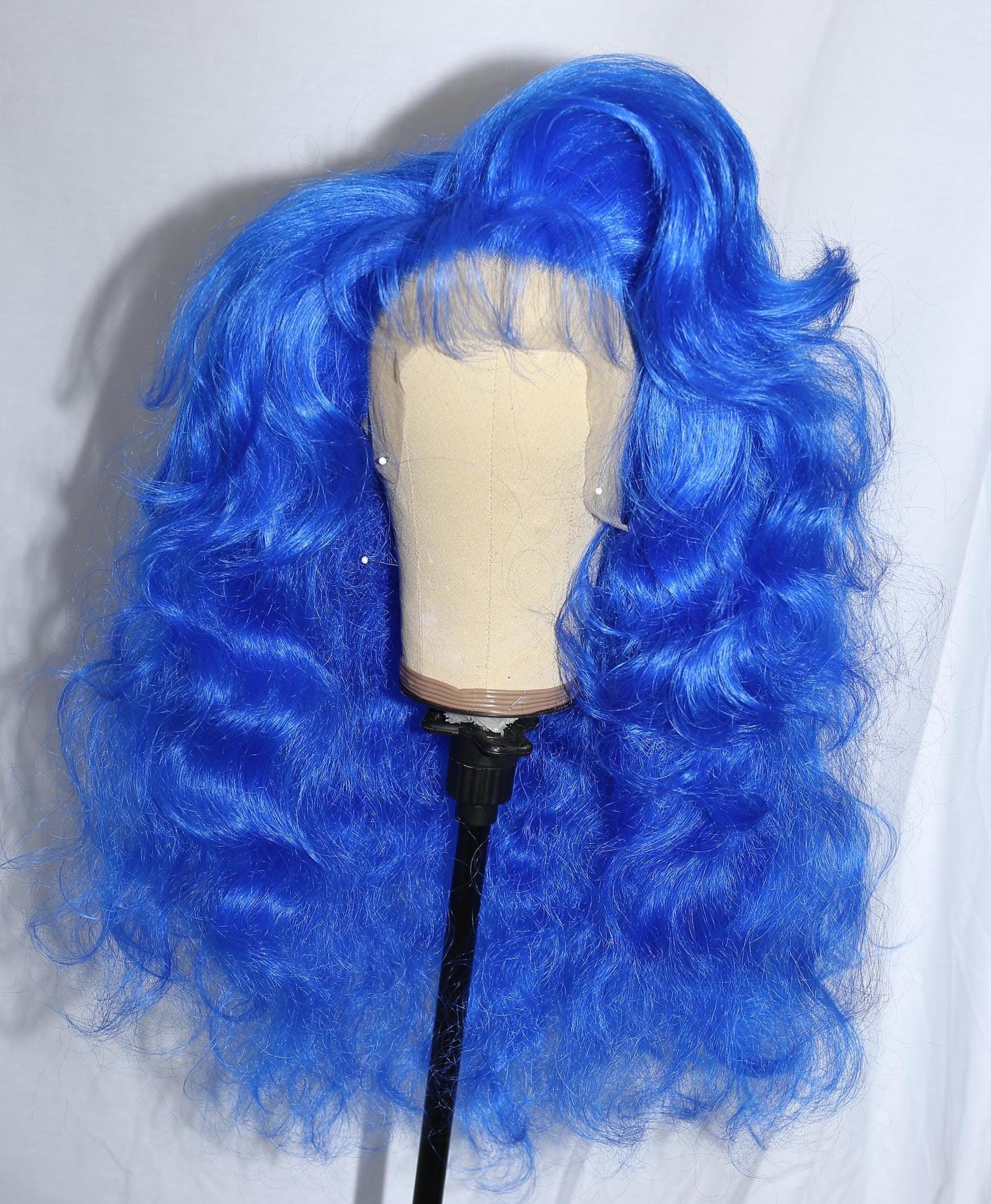 Blaue Lace Front Perücke: Voluminöses gewelltes Kunsthaar mit knalligem Pony