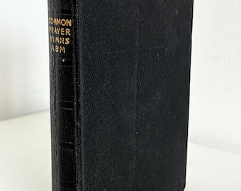 El Libro de Oración Común, de bolsillo, década de 1930, encuadernación en cuero negro.