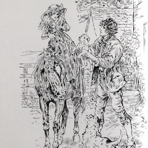 Pu&ograve; includere: Un'illustrazione a inchiostro in bianco e nero che raffigura una persona con un cappello a tesa larga a cavallo, mentre un'altra persona sta vicino tenendo in mano un cucciolo. Un secondo cane sta a terra guardando verso l'alto.