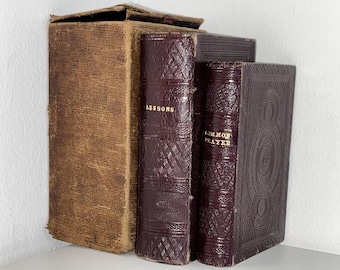 Hermoso libro antiguo en miniatura de oración común y lecciones apropiadas en encuadernaciones de cuero finamente ornamentadas y con estuche de cuero original.