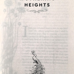 Pu&ograve; includere: Una pagina di libro con il titolo Wuthering Heights di Emily Bront&euml; in testo nero. Sotto il titolo si trova un fregio decorativo e un'illustrazione a inchiostro nero di un pavone con una lunga coda. In basso il testo Cranford collection.