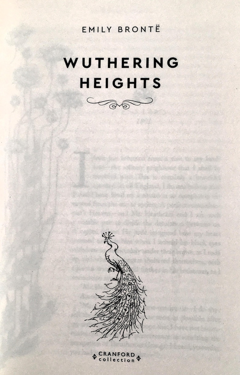 Pu&ograve; includere: Una pagina di libro con il titolo Wuthering Heights di Emily Bront&euml; in testo nero. Sotto il titolo si trova un fregio decorativo e un'illustrazione a inchiostro nero di un pavone con una lunga coda. In basso il testo Cranford collection.