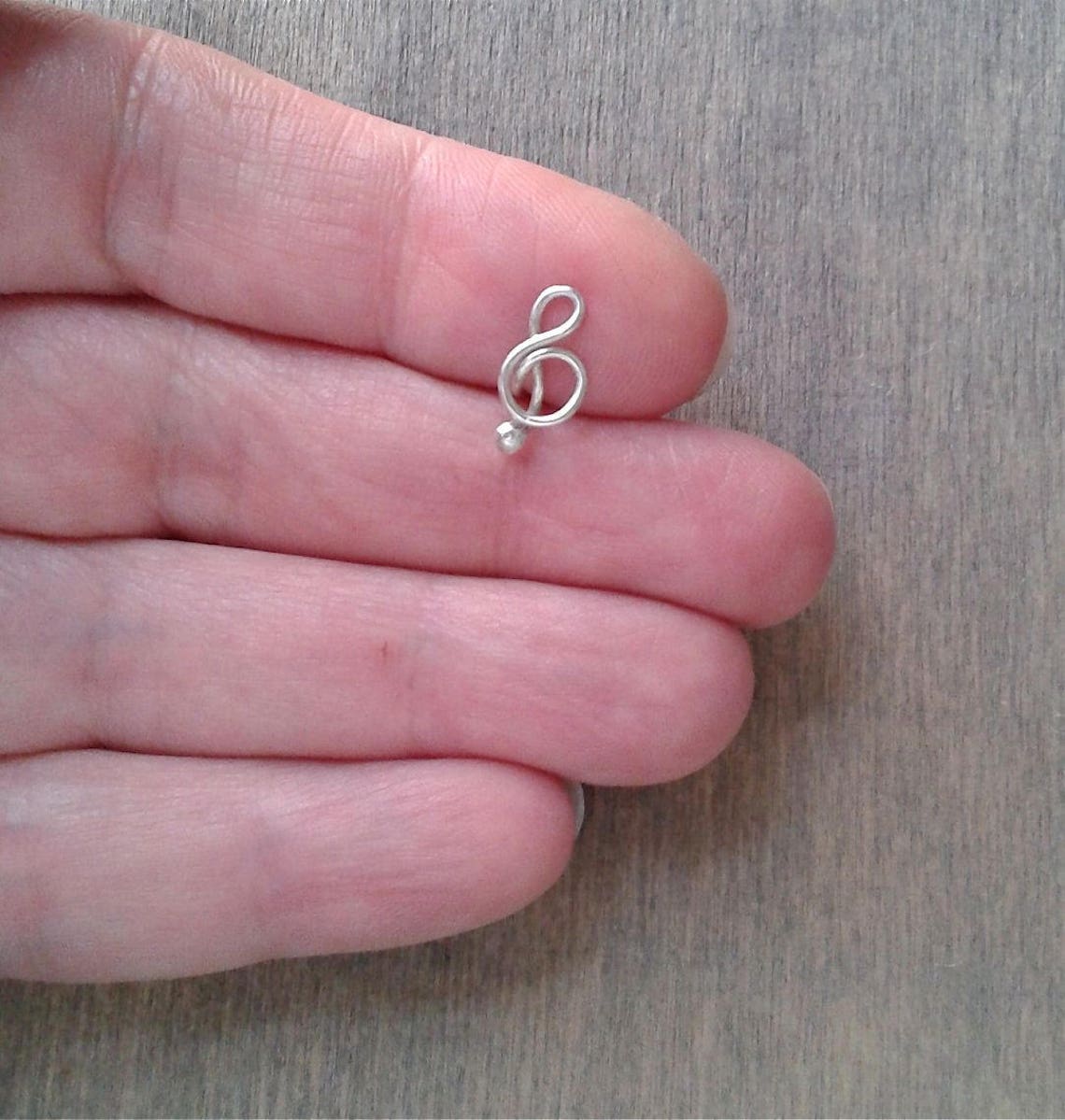 Boucle D'oreille Solitaire Avec Clé à Molette Et Strass – Style Unique Et Métal Brillant