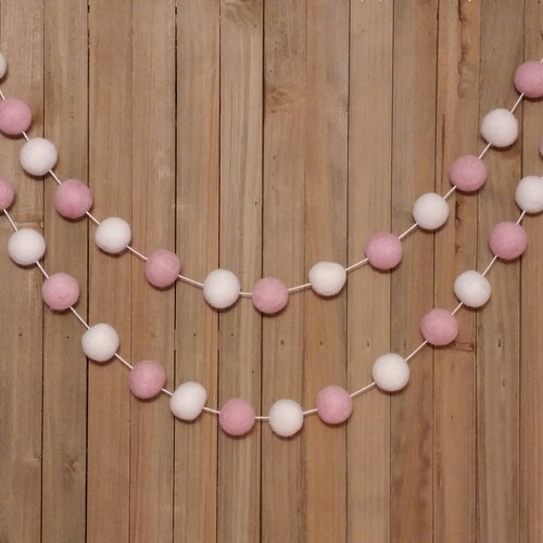 Guirlande boules en feutre rose clair et blanc, décoration de chambre de fille, décorations de baby shower, chambre de petite fille