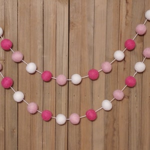 Guirlande boules en feutre rose et blanc, décoration chambre d'enfant, baby shower, chambre de petite fille
