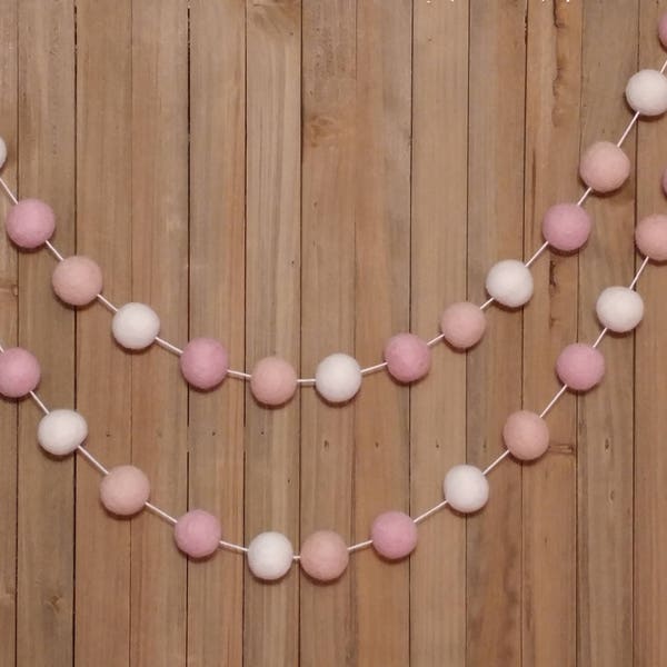 Guirnalda de bolas de fieltro rosa ruborizado y blanco, decoración para habitación de niña, decoración para baby shower, despedida de soltera, habitación de niña pequeña