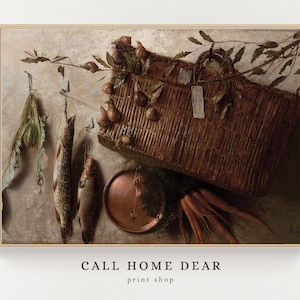 Puede incluir: Una pintura de bodegón con una cesta de mimbre llena de caracoles, dos peces colgados de ganchos, una olla de cobre y zanahorias. La pintura tiene un aspecto rústico y vintage y está firmada "Rim".