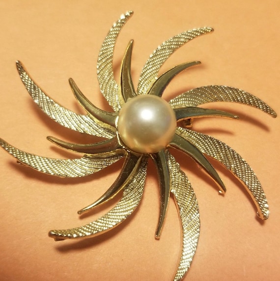 Vintage large star brooch / Mid-century pearl pin