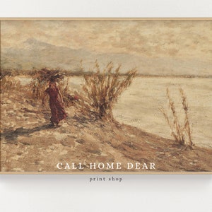 Puede incluir: Una pintura de estilo vintage que representa a una mujer llevando un haz de palos en la espalda, caminando por un sendero arenoso hacia una masa de agua. La pintura tiene una paleta de colores cálidos y apagados y una calidad brumosa y atmosférica. El texto "CALL HOME DEAR" está impreso debajo de la pintura.