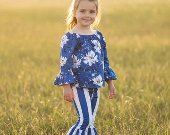 Flickkläder med klocka - Blus från Daisy och blårandiga byxor - Retro barnset i två delar