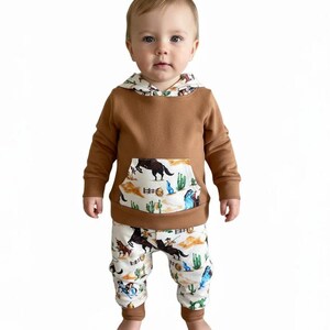 Conjunto vaquero para niño: sudadera con capucha y pantalón deportivo. imagen 7