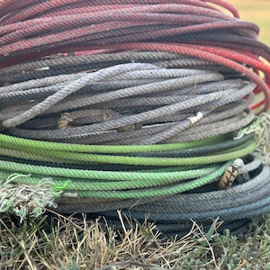 Corda da cowboy usata / Lacci e lacci in nylon da ranch autentici per artigianato, ghirlande, decorazioni e dettagli in stile fattoria