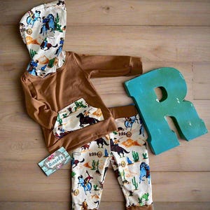 Conjunto vaquero para niño: sudadera con capucha y pantalón deportivo. imagen 8
