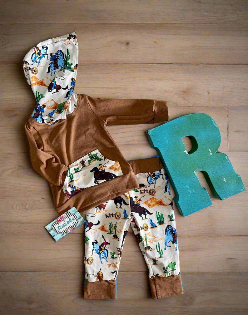 Conjunto vaquero para niño: sudadera con capucha y pantalón deportivo. imagen 8