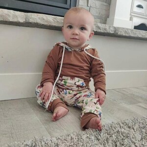 Conjunto vaquero para niño: sudadera con capucha y pantalón deportivo. imagen 2
