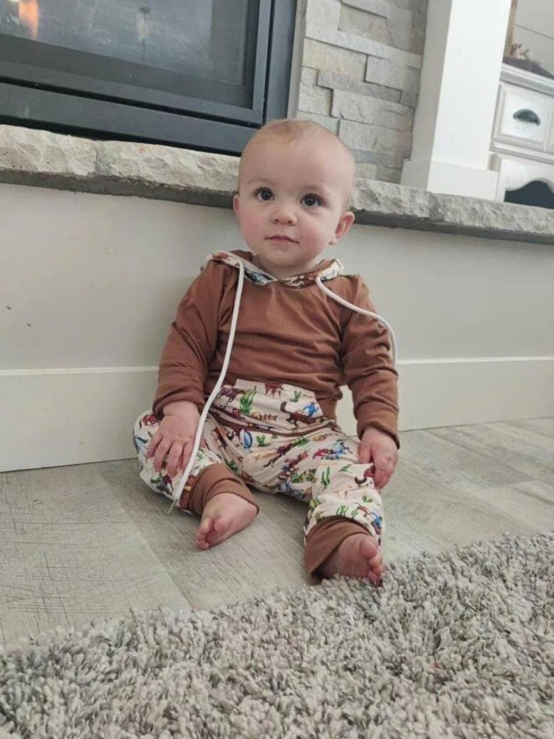Conjunto vaquero para niño: sudadera con capucha y pantalón deportivo. imagen 2