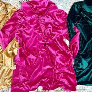 velvet Blazer for Women | Western Business Casual Layering Jacket
Don’t miss out on this must-have Velvet Blazer - Available in vibrant Hot Pink, classic Buckskin, and elegant Green,