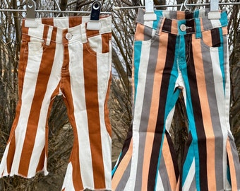 Gestreifte Schlagjeans für Mädchen: Dehnbarer, ausgefranster Denim