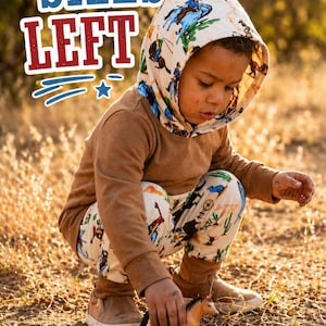 Puede incluir: Un ni&ntilde;o con una sudadera con capucha marr&oacute;n y pantalones con estampado de vaquero jugando con un caballo de juguete. La sudadera tiene un estampado de vaquero en la capucha. El texto "LIMITED SIZES LEFT" es visible.