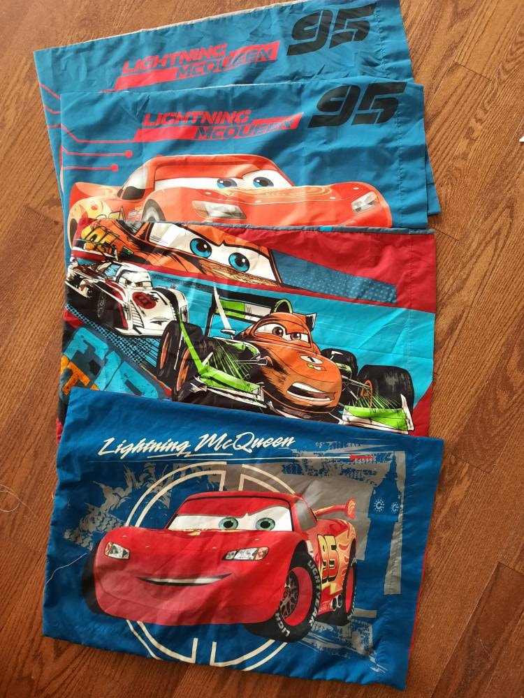 OEKO TEX Lightning McQueen Disney Pixar 95 Cars Fleecedecke 100x150cm mit  Kissen 40x40cm Geschenkset : : Küche, Haushalt & Wohnen