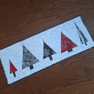 Weihnachtstischläufer, rot und schwarz, Weihnachtsbäume