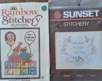 Peut inclure: Deux kits de point de croix vintage. Le kit "Rainbow Stitchery" présente un motif d'annonce de bébé avec un clown, un ours en peluche et des blocs de l'alphabet. Le kit "Sunset Stitchery" est un souvenir de bébé avec un motif de couronne florale.