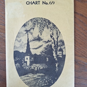Op de afbeelding: Een bruine papieren envelop met de tekst "CHART No. 69" in zwart gedrukt bovenaan. Een zwart-witte illustratie van een kerk en bomen is in het midden van de envelop gedrukt.