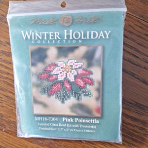 Può includere: Un kit di perline di vetro contate per creare una stella di Natale rosa. Il kit include perline e istruzioni per creare un pezzo finito di 6,35 cm per 5,08 cm. L'immagine mostra una stella di Natale completata con perline rosse, rosa e gialle.