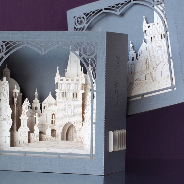 Pont Charles de Prague, cadeaux tchèques. Architecture de la vieille ville. Cartes de voeux. Miniature de carte d'anniversaire. Modèle de kirigami artisanal en papier pop-up