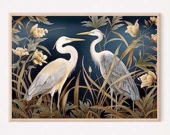 Könnte beinhalten: Zwei blaue Reiher stehen in einem üppigen, goldfarbenen Blumenarrangement vor einem tiefblauen Hintergrund. Die Reiher stehen sich gegenüber, ihre Hälse sind in einer anmutigen Pose gebogen. Die Blumen sind stilisiert und haben eine zarte, fast ätherische Qualität.
