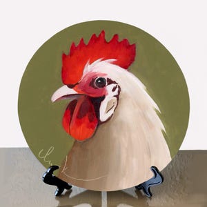 Op de afbeelding: Een cirkelvormig schilderij van een witte haan met een felrode kam en lellen, tegen een effen olijfgroene achtergrond. Het kunstwerk toont zichtbare penseelstreken en een handtekening in de linkerbenedenhoek, geplaatst op een zwarte standaard.