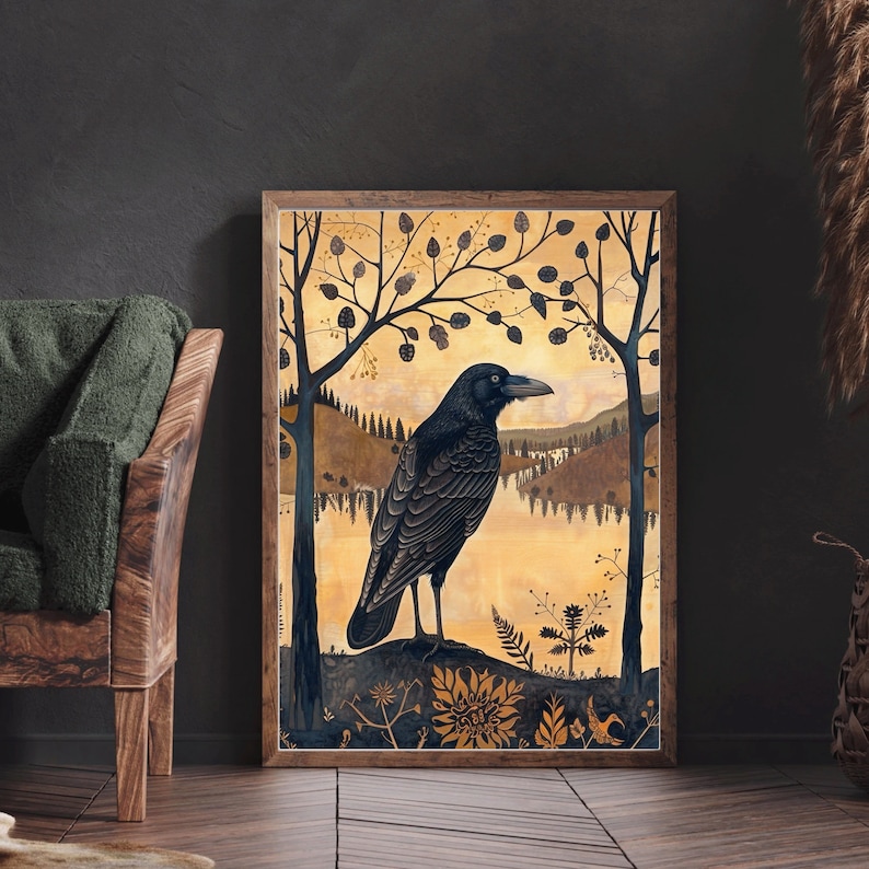 K&ouml;nnte beinhalten: Eine gerahmte Illustration eines schwarzen Rabens, der auf einem Felsen in einer Waldlandschaft sitzt. Der Hintergrund ist in einem warmen Gelb mit einem Hauch von Orange gehalten, und der Rabe ist in einem detaillierten, realistischen Stil dargestellt. Die Illustration ist von einem braunen Rahmen umgeben.