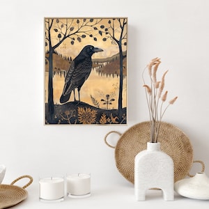 K&ouml;nnte beinhalten: Eine gerahmte Illustration eines schwarzen Rabens, der auf einem Ast in einer Waldlandschaft sitzt. Der Hintergrund ist in einem ged&auml;mpften Goldton gehalten, mit schwarzen Silhouetten von B&auml;umen und Bl&auml;ttern. Der Rabe blickt nach rechts und hat einen langen, spitzen Schnabel.