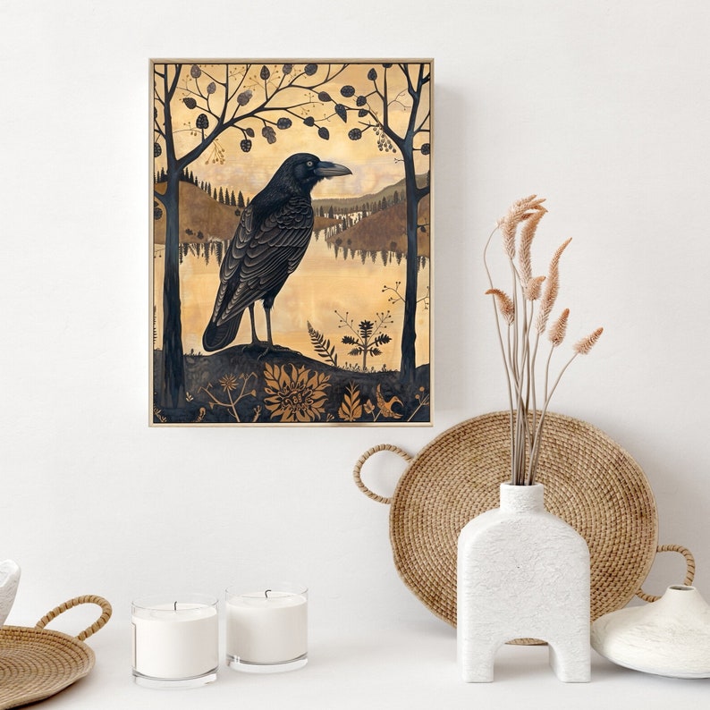 K&ouml;nnte beinhalten: Eine gerahmte Illustration eines schwarzen Rabens, der auf einem Ast in einer Waldlandschaft sitzt. Der Hintergrund ist in einem ged&auml;mpften Goldton gehalten, mit schwarzen Silhouetten von B&auml;umen und Bl&auml;ttern. Der Rabe blickt nach rechts und hat einen langen, spitzen Schnabel.