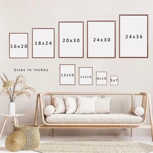 K&ouml;nnte beinhalten: Eine Auswahl an Bilderrahmen in verschiedenen Gr&ouml;&szlig;en, von 13x18 cm bis 61x91 cm. Die Rahmen sind alle braun und haben ein schlichtes, modernes Design. Die Rahmen sind an einer wei&szlig;en Wand mit einem Sofa und einem Weidenkorb im Vordergrund angebracht.