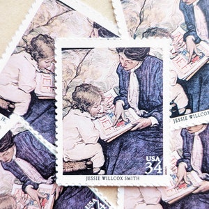 Pode incluir: Quatro selos postais americanos vintage que representam uma mulher lendo para uma criança. Os selos têm todos o mesmo design, com uma mulher com um vestido azul lendo um livro para uma criança com um vestido branco. Os selos são todos cercados por uma borda branca e têm as palavras "USA 34" impressas neles. Os selos estão todos em bom estado.