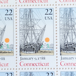 Puede incluir: Tres sellos postales antiguos con una ilustración en blanco y negro de un barco con el texto "January 9, 1788 Connecticut" y "22 USA" en cada sello.