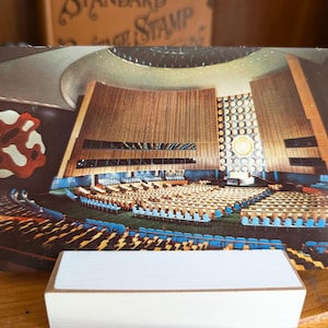 Postal sin usar del Salón de la Asamblea General de las Naciones Unidas