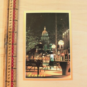 Edifício do Capitólio do Colorado não utilizado visto do cartão postal da Sixteenth Street, Denver