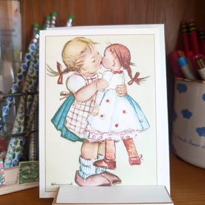 Senden Sie eine Vintage Grußkarte, M. J. Hummel Mädchen und ihre Puppe, 4 Optionen für den Versand, 14 x 10 cm