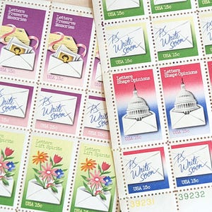 Puede incluir: Una hoja de sellos postales estadounidenses vintage con diferentes diseños. Los sellos son todos de 15 centavos y presentan sobres con diferentes temas, que incluyen "Letters Preserve Memories", "Letters Shape Opinions" y "Letters Lift Spirits".