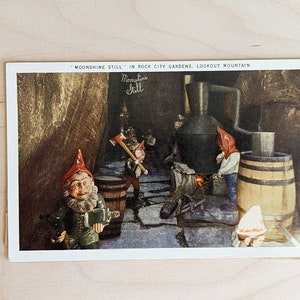 Ongebruikte "Moonshine Still" ansichtkaart, in Rock City Gardens, Lookout Mountain