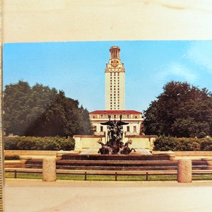 Ongebruikte briefkaart Littlefield Memorial Fountain, hoofdgebouw en bibliotheek, University of Texas, Austin, Texas, Plastichrome