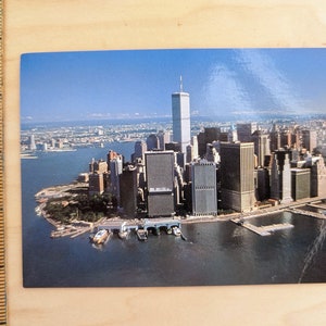 Cartolina inutilizzata di New York, Downtown Manhattan con le Torri Gemelle, articoli della città