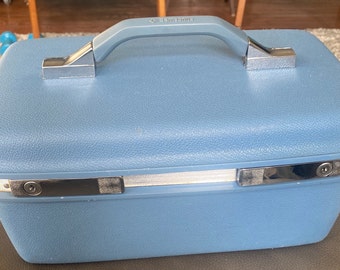 Samsonite Montebello powder blue train case with mirror tray and zippered pouch 1970s
